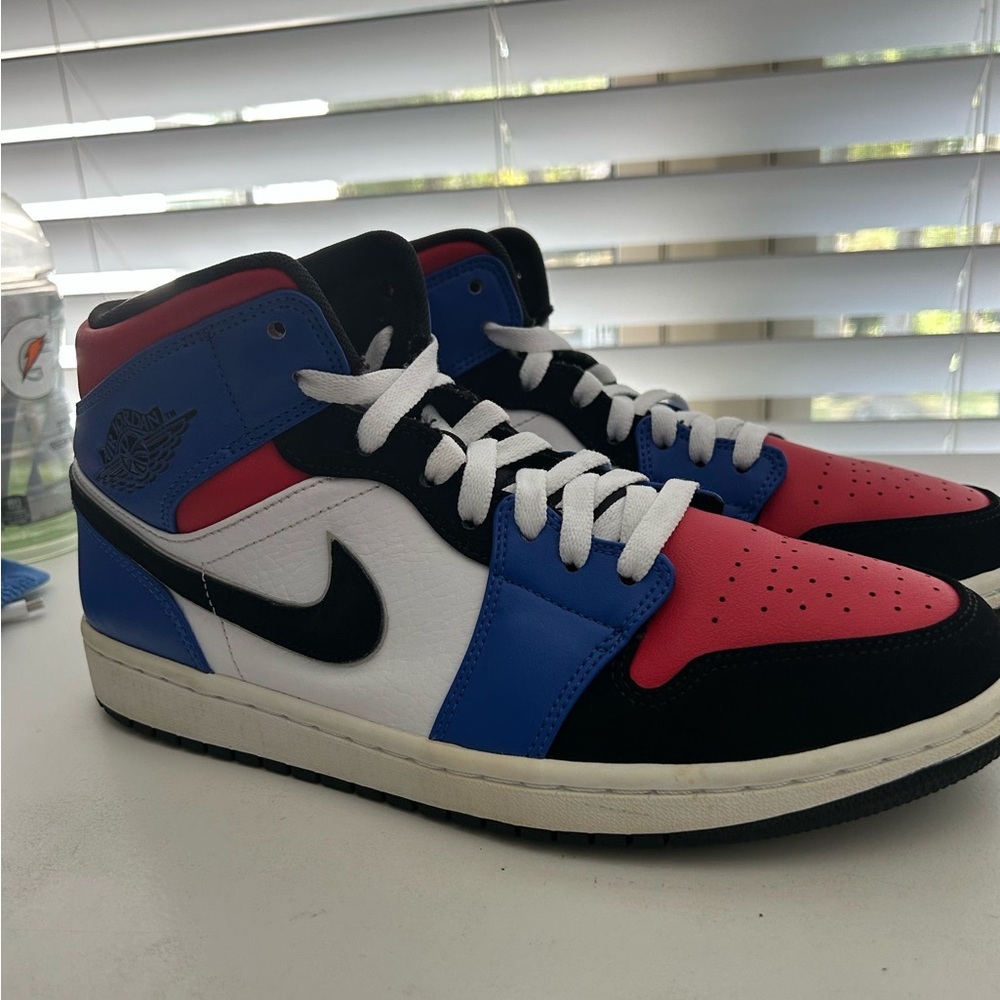 Used adult Air Jordan 1 Retro Mid Top 3. Size 10.